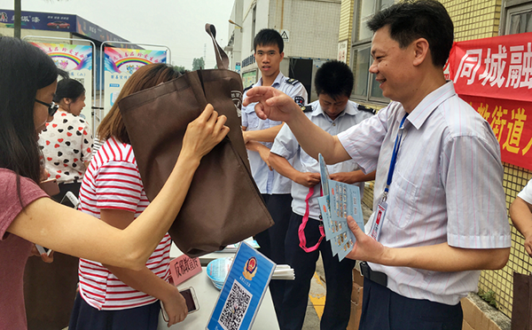 工作人員給員工發(fā)放宣傳冊(cè) 工作人員給員工發(fā)放宣傳冊(cè)