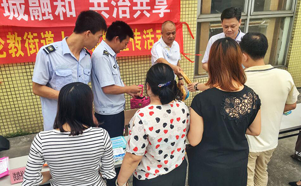 唐總親自給員工發(fā)禮品 唐總親自給員工發(fā)禮品