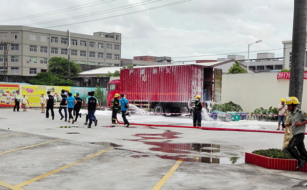 環(huán)保部門奔赴現(xiàn)場(chǎng)