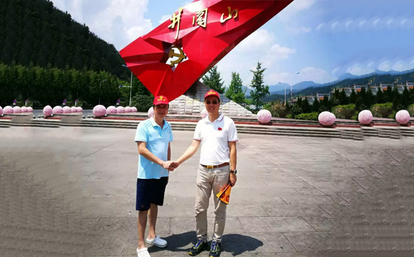 明邦化工董事長與新塘村委書記 明邦化工董事長與新塘村委書記