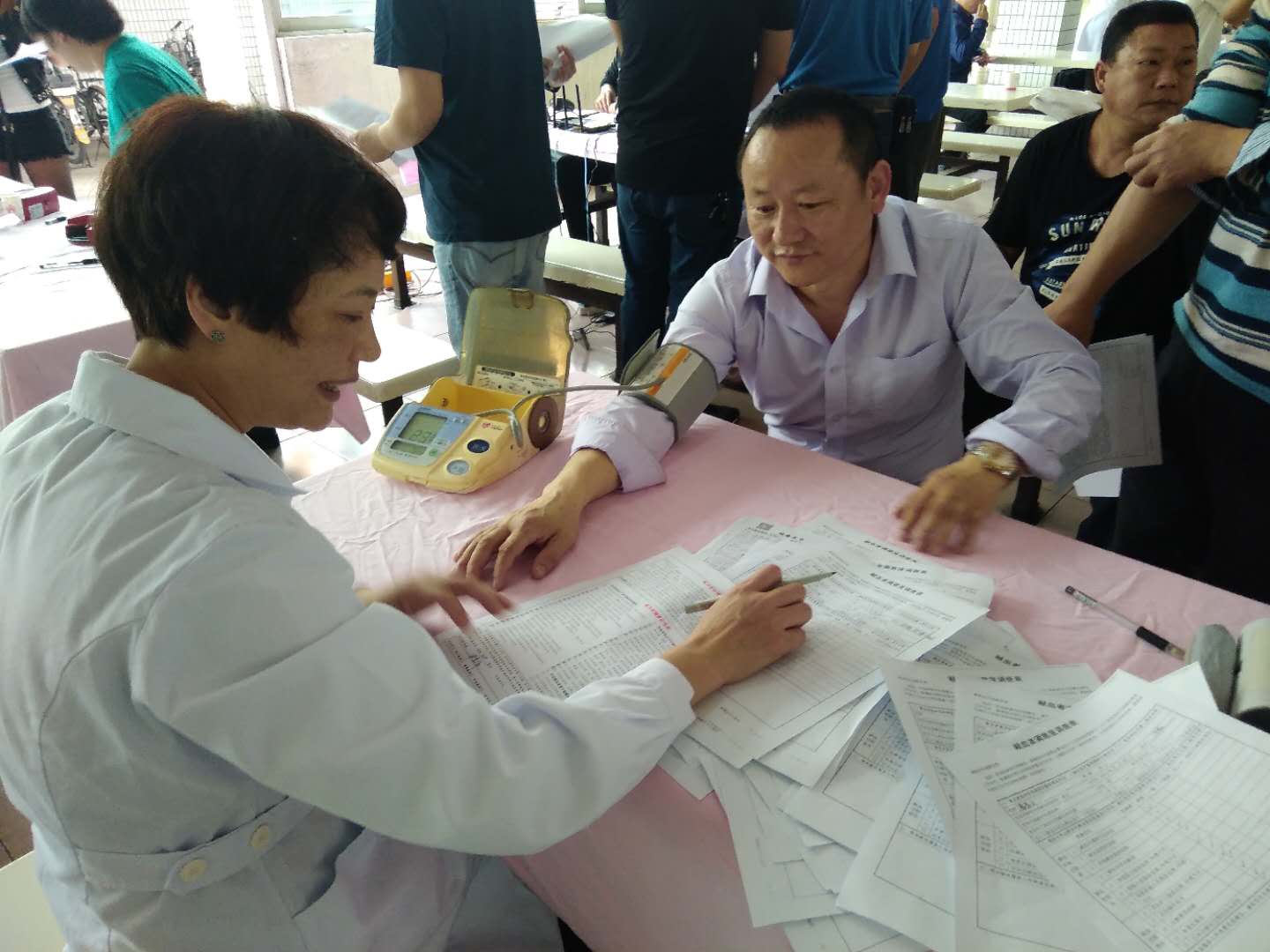 學(xué)習(xí)和踐行雷鋒精神，愛(ài)從獻(xiàn)血開(kāi)始……